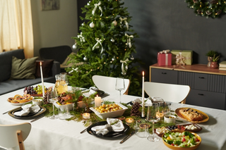 Groene decoratie voor de kersttafel